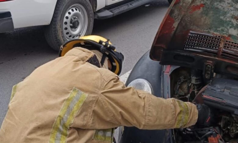 Conato de incendio en vehículo moviliza a Bomberos en el 8 Mina de Ciudad Victoria