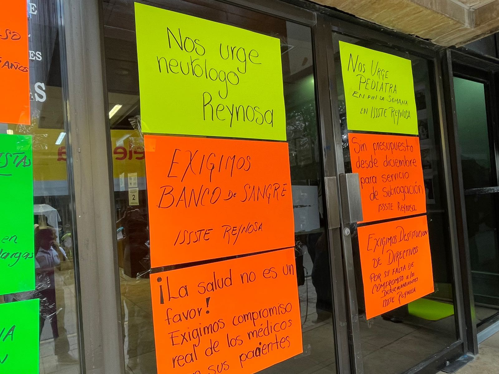 Carteles donde los maestros exigen al ISSSTE