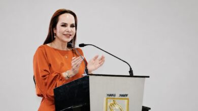 Autoridad municipal de Nuevo Laredo durante evento oficial, destaca como líder en mercado laboral