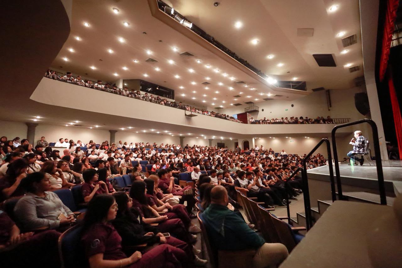 Jóvenes de Tamaulipas participan en encuentro “Prohibido Rendirse” junto a Paco Ignacio Taibo II