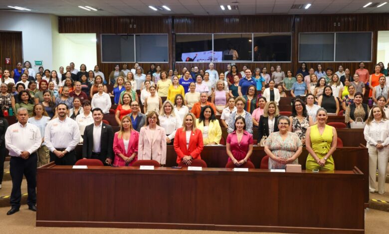 Participantes del taller de liderazgo y emprendimiento para mujeres organizado por la UAT en Tampico
