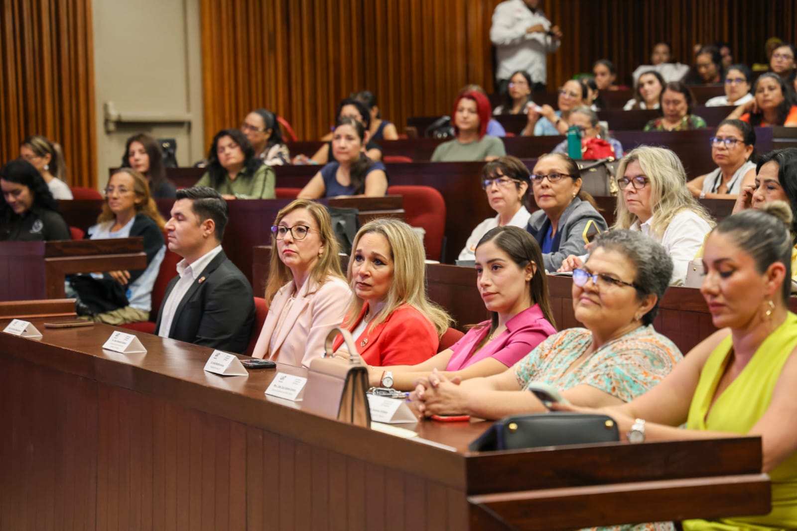 Participantes del taller de liderazgo y emprendimiento para mujeres organizado por la UAT en Tampico