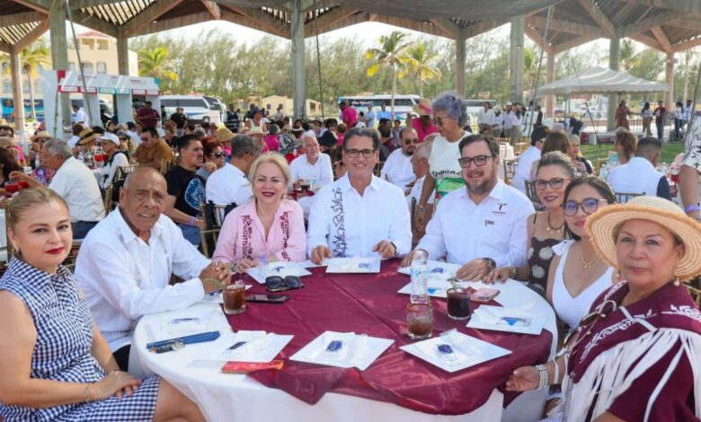 Erasmo González alcalde de Ciudad Madero recibió en playa Miramar a jefes de sector