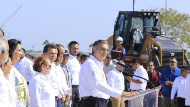 El Gobierno de Tamaulipas entregó patrullas, maquinaria pesada, vehículos y equipo especializado por 125.2 millones de pesos para fortalecer la seguridad, la obra pública, Protección Civil y los servicios municipales.
