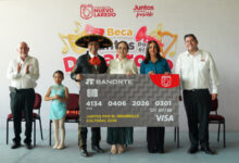 Entregan becas para artistas en Nuevo Laredo