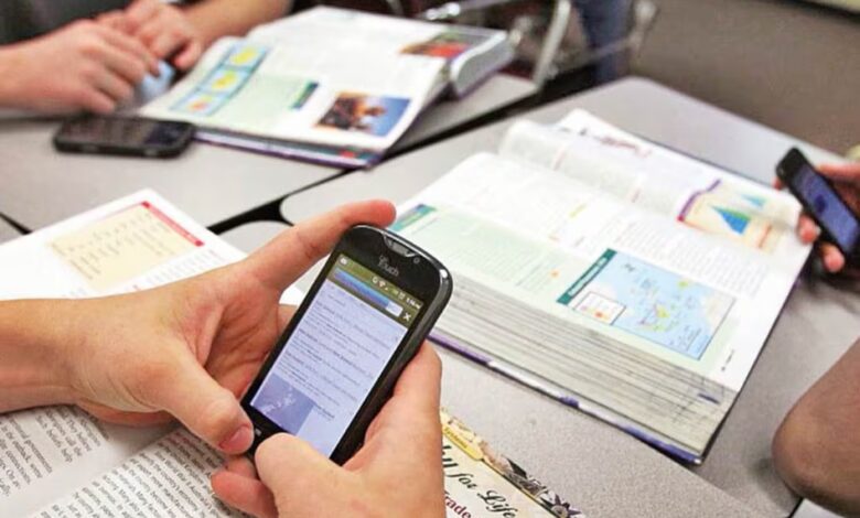 La SET realizará un foro estatal para definir la regulación de celulares en escuelas de Tamaulipas, tras consultar a 52 mil docentes y a las familias.