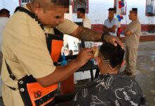 Personas privadas de la libertad del CEDES Victoria ofrecieron cortes de cabello a bajo costo como parte de una jornada de capacitación y reinserción social.