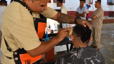 Personas privadas de la libertad del CEDES Victoria ofrecieron cortes de cabello a bajo costo como parte de una jornada de capacitación y reinserción social.