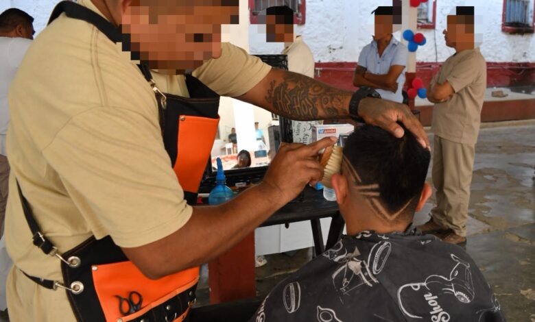 Personas privadas de la libertad del CEDES Victoria ofrecieron cortes de cabello a bajo costo como parte de una jornada de capacitación y reinserción social.