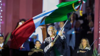 El gobernador Américo Villarreal encabezó el Grito de Independencia desde Palacio de Gobierno ante miles de familias reunidas en la Plaza Juárez de Ciudad Victoria.