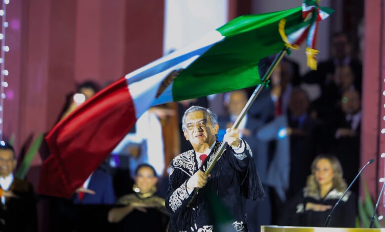 El gobernador Américo Villarreal encabezó el Grito de Independencia desde Palacio de Gobierno ante miles de familias reunidas en la Plaza Juárez de Ciudad Victoria.