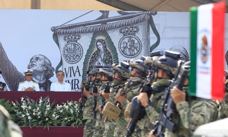 El gobernador Américo Villarreal encabezó el desfile cívico-militar por el aniversario de la Independencia de México en Ciudad Victoria.