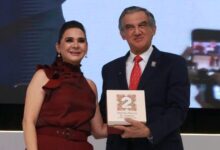 El gobernador Américo Villarreal acompañó a la alcaldesa Mónica Villarreal durante el mensaje por sus dos años de gestión en Tampico.
