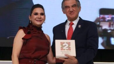 El gobernador Américo Villarreal acompañó a la alcaldesa Mónica Villarreal durante el mensaje por sus dos años de gestión en Tampico.