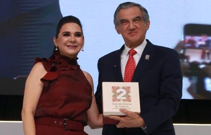 El gobernador Américo Villarreal acompañó a la alcaldesa Mónica Villarreal durante el mensaje por sus dos años de gestión en Tampico.