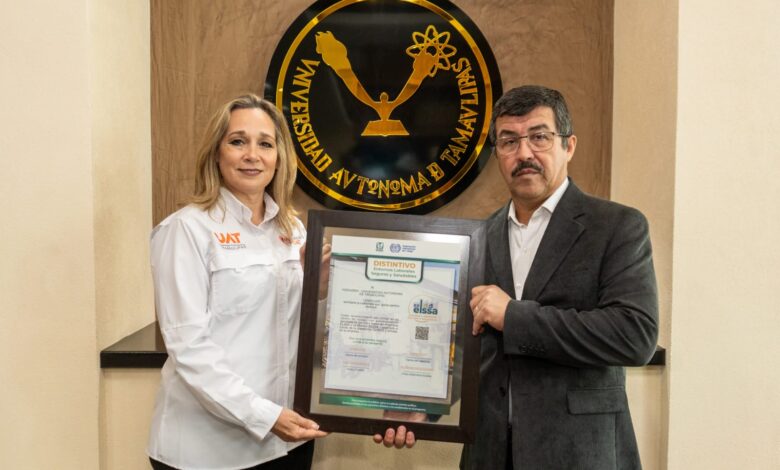Isolda Rendón de Anaya recibió el Distintivo ELSSA otorgado por el IMSS al CENDI UAT de Ciudad Victoria.