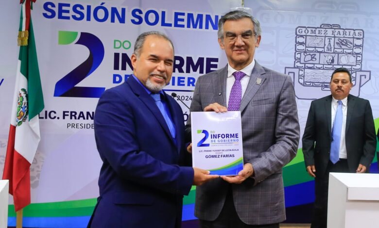 El gobernador Américo Villarreal acompañó al alcalde Frank Yussef De León Ávila durante su Segundo Informe de Gobierno en Gómez Farías.