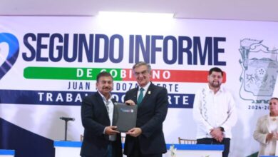 El gobernador Américo Villarreal acompañó al alcalde Juan Mendoza Fuerte durante la presentación de su Segundo Informe de Gobierno en Méndez.