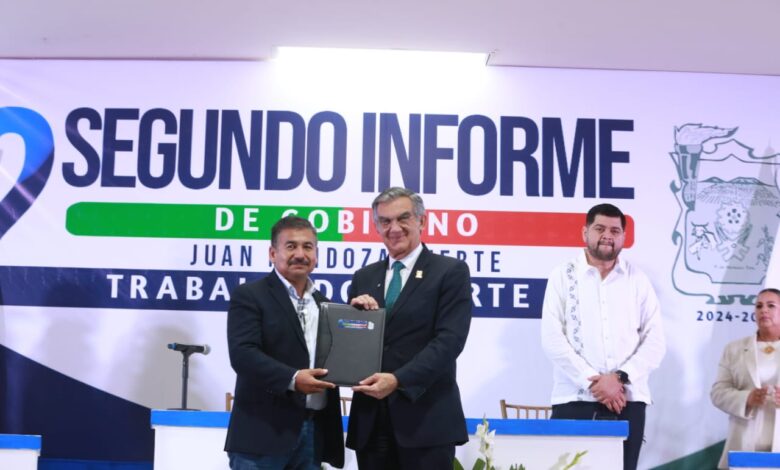 El gobernador Américo Villarreal acompañó al alcalde Juan Mendoza Fuerte durante la presentación de su Segundo Informe de Gobierno en Méndez.