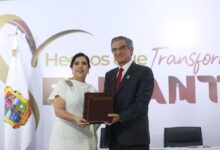 El gobernador Américo Villarreal Anaya acompañó a la alcaldesa Martha Patricia Chío De la Garza durante su Segundo Informe de Gobierno en El Mante.