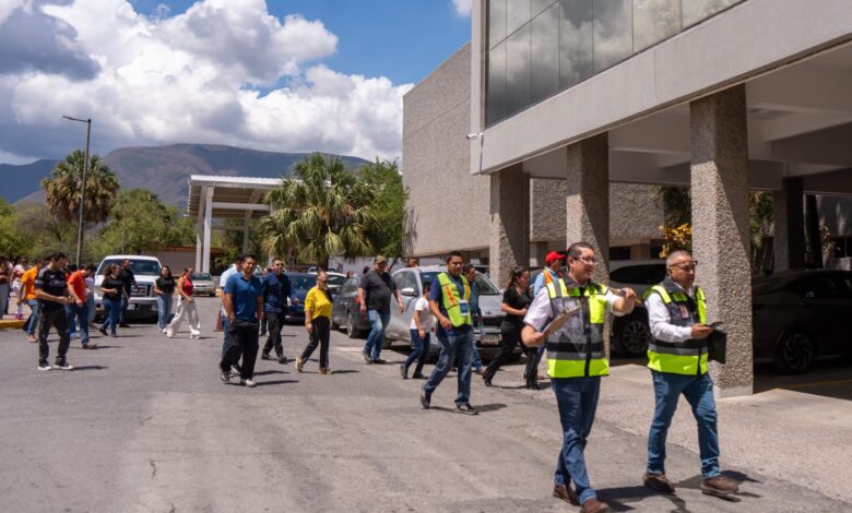 a comunidad universitaria participó en el simulacro de evacuación y repliegue realizado en el Centro de Excelencia de la UAT.