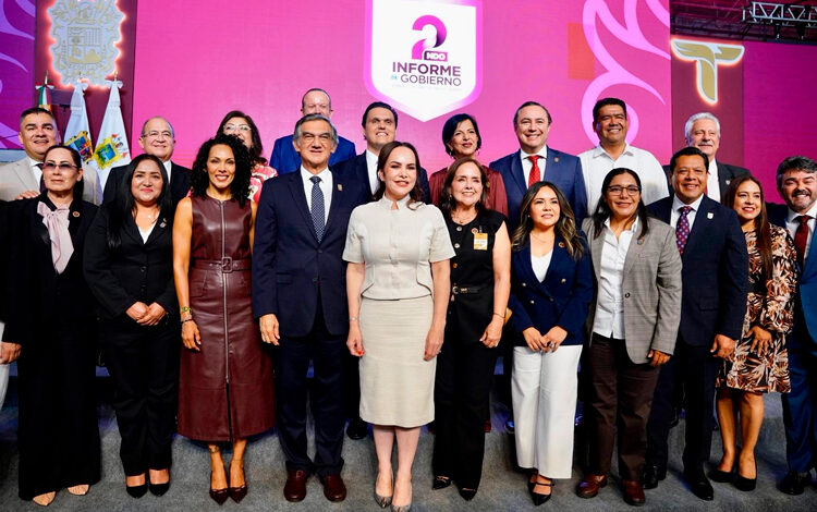 Legisladores locales y federales acompañaron a Carmen Lilia Canturosas durante la presentación de su Segundo Informe de Gobierno.