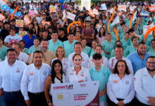 Carmen Lilia Canturosas encabezó en la UAT la primera entrega de tarjetas SIM del programa ConéctAT al Futuro para estudiantes universitarios de Nuevo Laredo.