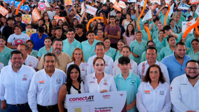 Carmen Lilia Canturosas encabezó en la UAT la primera entrega de tarjetas SIM del programa ConéctAT al Futuro para estudiantes universitarios de Nuevo Laredo.
