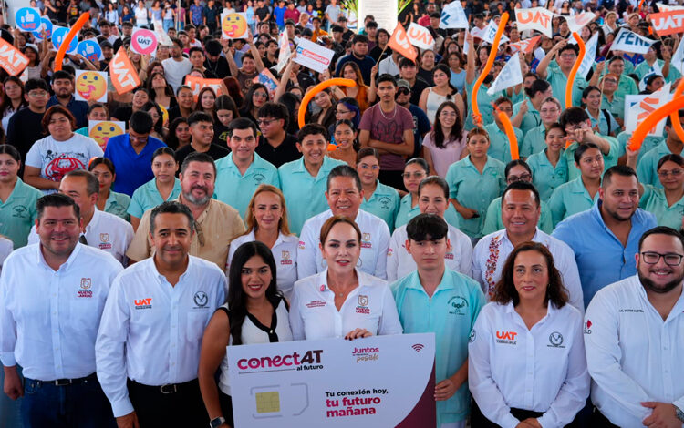 Carmen Lilia Canturosas encabezó en la UAT la primera entrega de tarjetas SIM del programa ConéctAT al Futuro para estudiantes universitarios de Nuevo Laredo.
