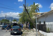La camioneta Jeep Grand Cherokee terminó derribando un poste tras ser impactada en el cruce de las calles Tres e Ignacio Aldama.