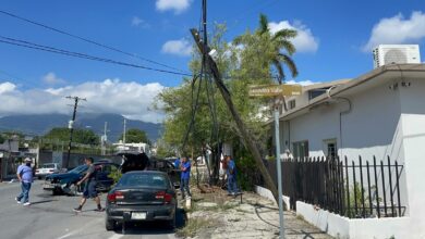 La camioneta Jeep Grand Cherokee terminó derribando un poste tras ser impactada en el cruce de las calles Tres e Ignacio Aldama.