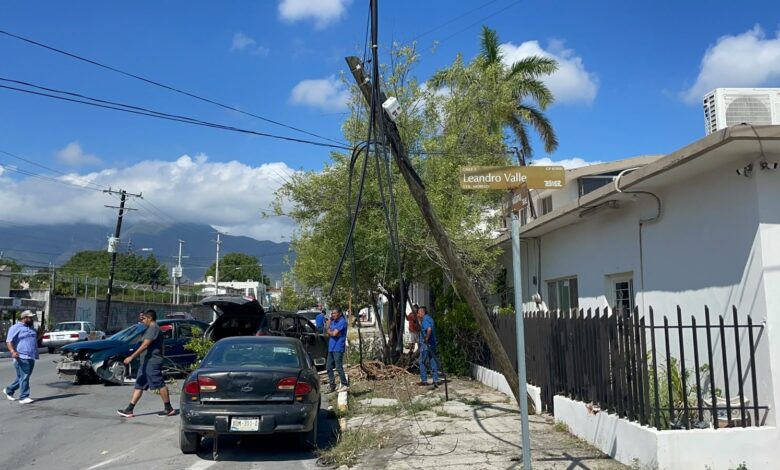 La camioneta Jeep Grand Cherokee terminó derribando un poste tras ser impactada en el cruce de las calles Tres e Ignacio Aldama.