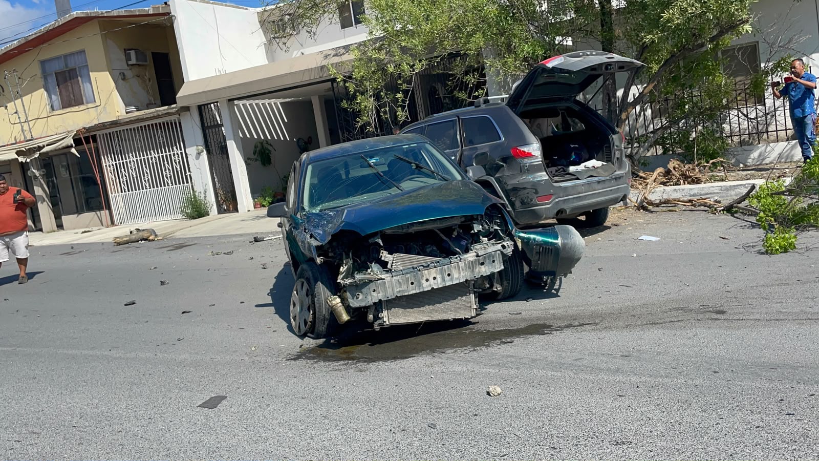 Un conductor ignoró una señal de alto y provocó un choque en Ciudad Victoria; una camioneta derribó un poste y una rama de árbol.