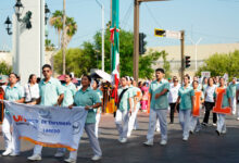Familias neolaredenses se reunieron en las calles de la ciudad para presenciar el desfile conmemorativo por el inicio de la Independencia de México.