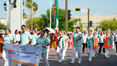 Familias neolaredenses se reunieron en las calles de la ciudad para presenciar el desfile conmemorativo por el inicio de la Independencia de México.