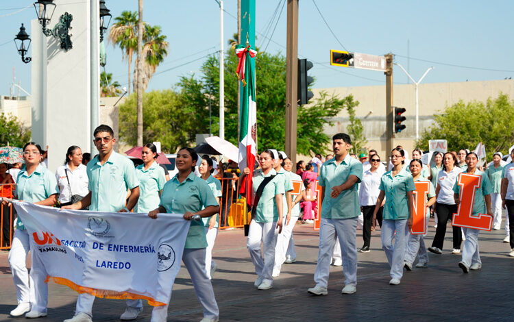 Familias neolaredenses se reunieron en las calles de la ciudad para presenciar el desfile conmemorativo por el inicio de la Independencia de México.