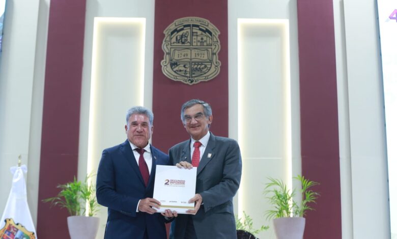 El gobernador Américo Villarreal acompañó al alcalde Armando Martínez Manríquez durante su Segundo Informe de Gobierno en Altamira.