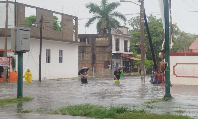 El gobernador Américo Villarreal informó que las lluvias intensas registradas en el sur de Tamaulipas dejaron saldo blanco y sin situaciones lamentables.