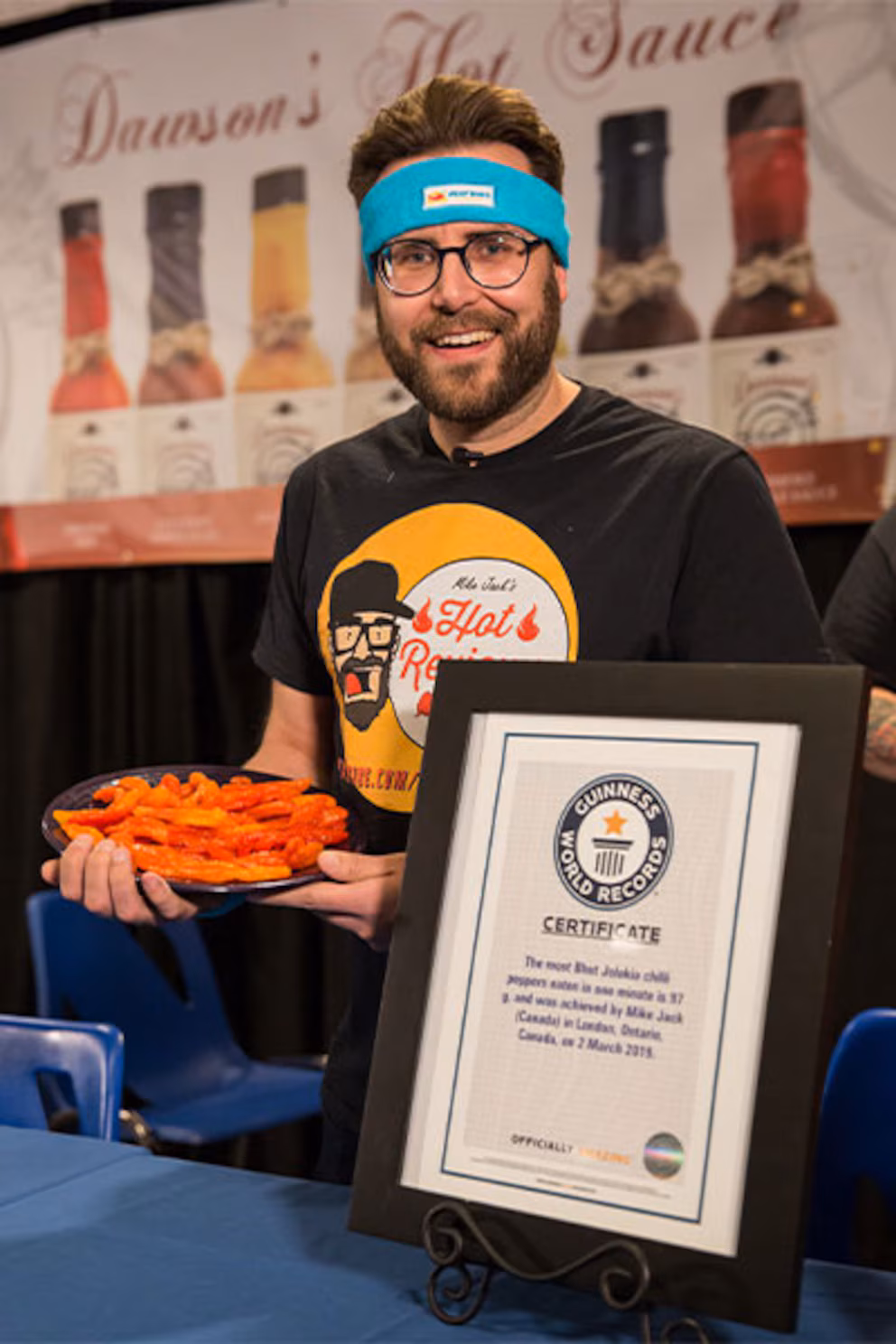 El canadiense Mike Jack comió 25 de los chiles más picantes del mundo en 3 minutos y rompió un récord Guinness.