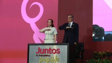 El gobernador Américo Villarreal acompañó a la alcaldesa Carmen Lilia Canturosas durante su Segundo Informe de Gobierno en Nuevo Laredo.
