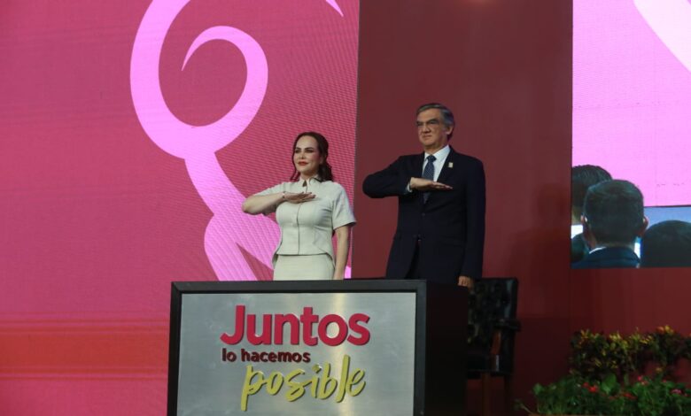 El gobernador Américo Villarreal acompañó a la alcaldesa Carmen Lilia Canturosas durante su Segundo Informe de Gobierno en Nuevo Laredo.