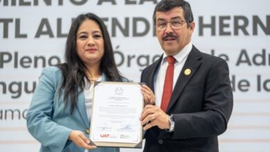 El rector de la UAT, Dámaso Anaya Alvarado, entregó un reconocimiento a Xóchitl Almendra Hernández Torres, egresada de la Facultad de Derecho e integrante del Poder Judicial de la Federación.