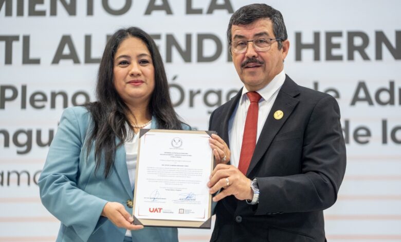 El rector de la UAT, Dámaso Anaya Alvarado, entregó un reconocimiento a Xóchitl Almendra Hernández Torres, egresada de la Facultad de Derecho e integrante del Poder Judicial de la Federación.
