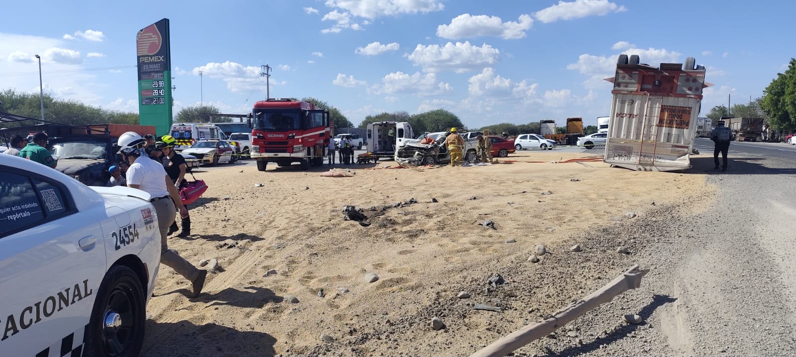 Un trabajador de un parque eólico resultó gravemente herido tras una carambola en la carretera Victoria-Zaragoza; quedó atrapado en su camioneta.