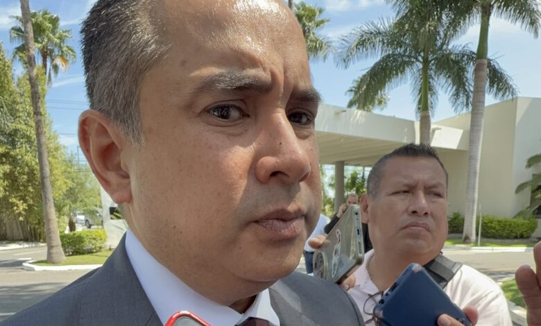 Las solicitudes de obras y equipamiento presentadas por alcaldes de Tamaulipas están en revisión; algunas podrían programarse para 2027, dijo el Secretario de Finanzas, Carlos Irán Ramírez González.