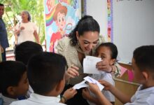 Olga Sosa Ruíz visitó la primaria Dr. Norberto Treviño Zapata, en Xicoténcatl, donde entregó material deportivo y destacó los apoyos para la educación rural.