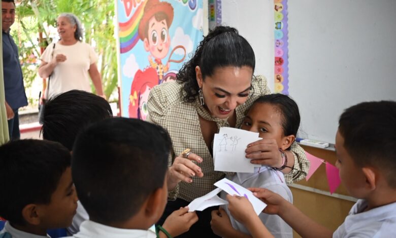Olga Sosa Ruíz visitó la primaria Dr. Norberto Treviño Zapata, en Xicoténcatl, donde entregó material deportivo y destacó los apoyos para la educación rural.