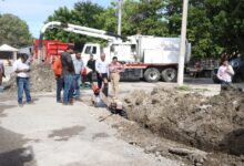 La alcaldesa Patty Chío y el gerente de COMAPA, Jorge Salomón, supervisaron el inicio de los trabajos de rehabilitación del drenaje sanitario en la calle Alejandro Prieto.