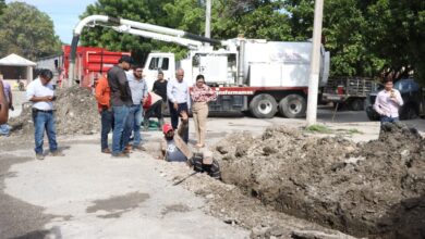 La alcaldesa Patty Chío y el gerente de COMAPA, Jorge Salomón, supervisaron el inicio de los trabajos de rehabilitación del drenaje sanitario en la calle Alejandro Prieto.