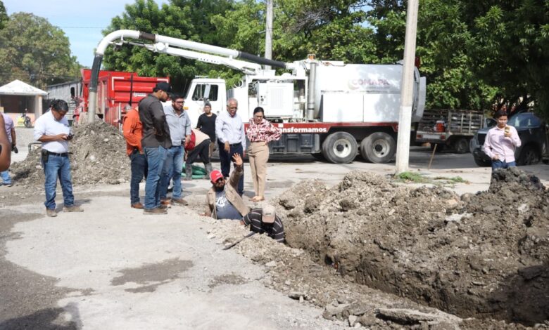 La alcaldesa Patty Chío y el gerente de COMAPA, Jorge Salomón, supervisaron el inicio de los trabajos de rehabilitación del drenaje sanitario en la calle Alejandro Prieto.